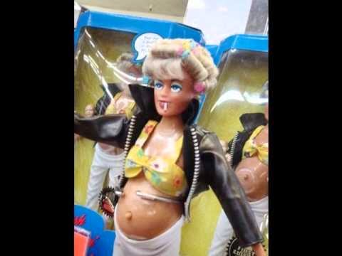 Курящая Барби добралась до прилавков детских магазинов. Но покупали ее плохо, поэтому куклу сняли с продажи