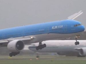 ВИДЕО ДНЯ: экстремальная посадка самолета в Амстердаме