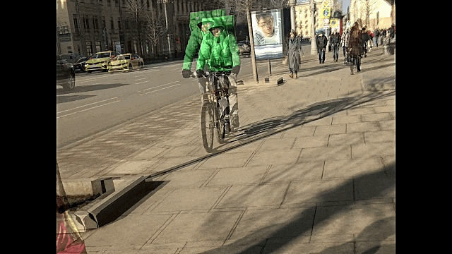 Самокаты и велосипеды на тротуаре